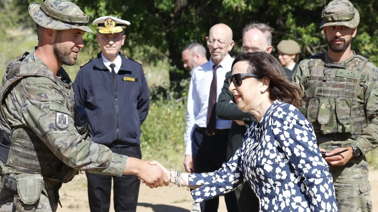 La ministra de Defensa, Margarita Robles, asiste en Toledo a las prácticas de instrucción de militares ucranianos