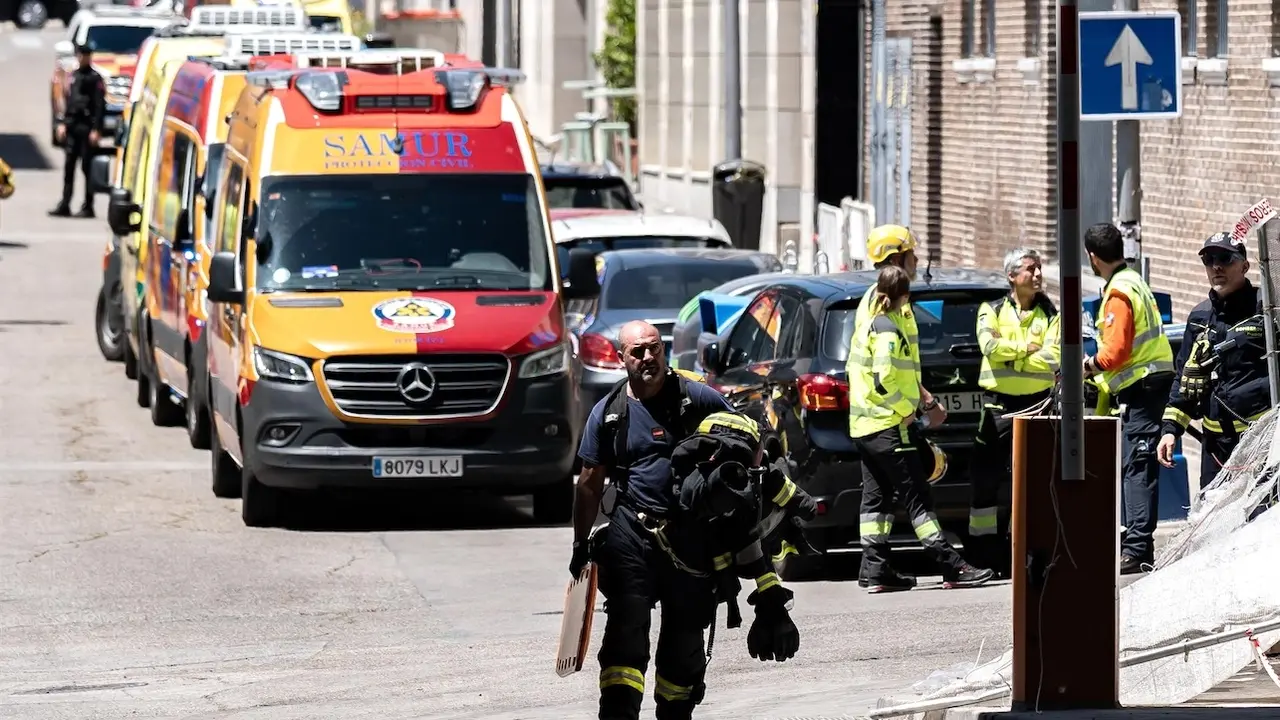 Dos obreros muertos y uno herido al derrumbarse dos forjados en un edificio en obras, ambulancia, bomberos, derrumbe, incendio