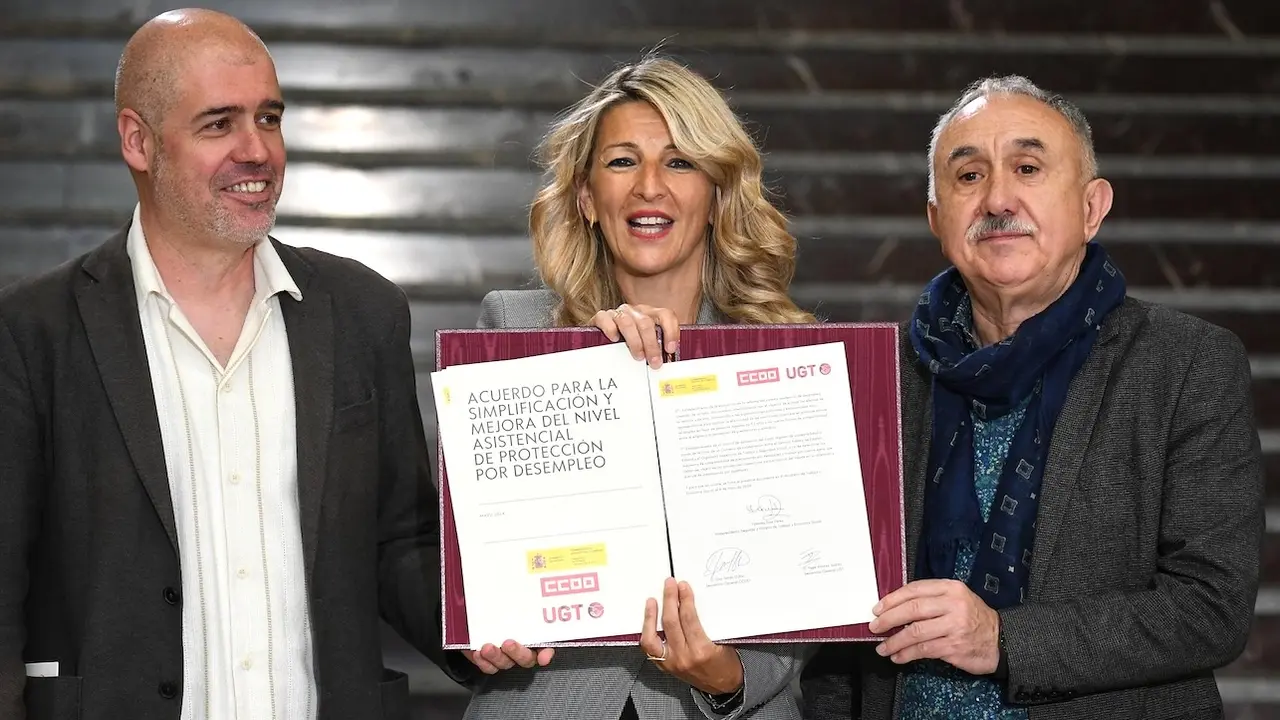 El secretario general de CCOO, Unai Sordo; la vicepresidenta segunda y ministra de Trabajo, Yolanda Díaz, y el secretario general de UGT, Pepe Álvarez, posan tras firmar el acuerdo de reforma del subsidio por desempleo - EP/Fernando Sánchez
