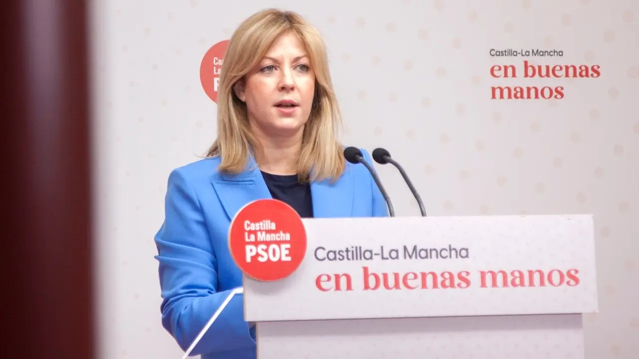 La portavoz del PSOE en las Cortes de Castilla-La Mancha, Ana Isabel Abengózar, durante la rueda de prensa que ha ofrecido en la sede de los socialistas en Toledo