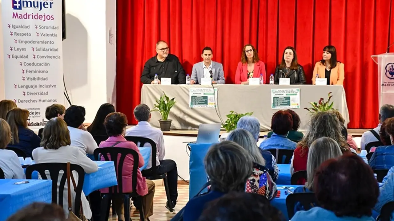 La consejera de Igualdad, Sara Simón, en un encuentro comarcal de asociaciones de mujeres y de Consejos Locales de Igualdad, celebrado en Madridejos (Toledo)