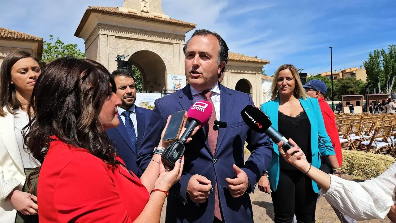 El presidente de Vox en las Cortes de Castilla-La Mancha, David Moreno, atendiendo a los medios en su visita a Expovicaman que se celebra en la ciudad de Albacete