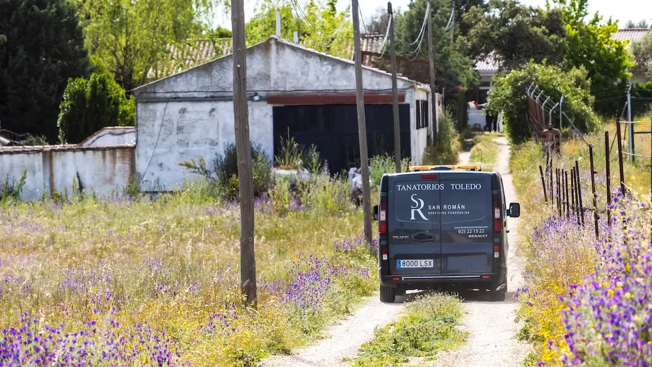 Un hombre y una mujer, ambos de 29 años, han sido hallados muertos, sin signos de violencia, en el interior de una casa en la que se ha declarado un incendio, en la localidad toledana de Casarrubios del Monte (Toledo) - EFE/Ángeles Visdómine