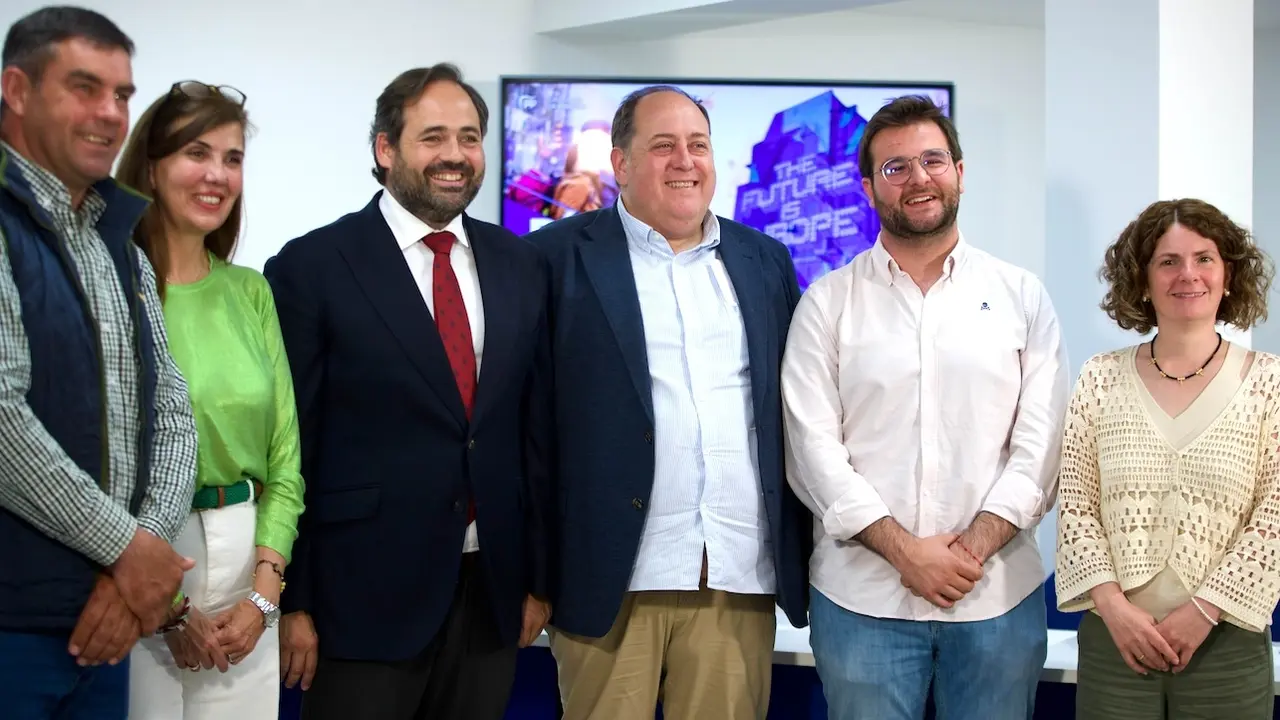El presidente del PP de Castilla-La Mancha, Paco Núñez, en la mesa de trabajo con motivo del Día de Europa