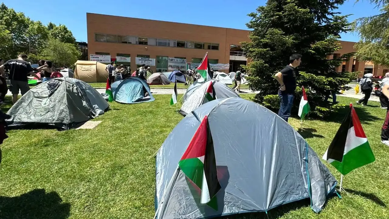 Un grupo de jóvenes acampa en la Universidad Complutense de Madrid contra la masacre en Gaza