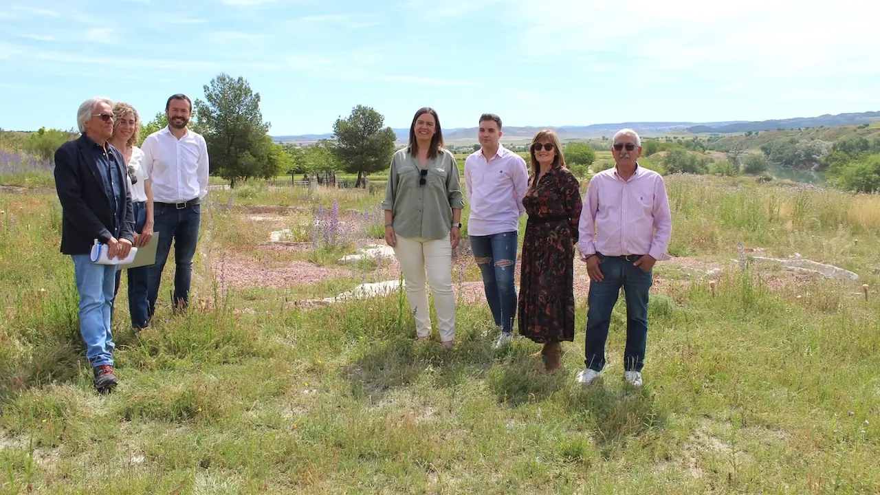 La consejera Portavoz del Gobierno de Castilla-La Mancha, Esther Padilla, durante la visita que ha realizado al yacimiento del Cerro de la Virgen de la Muela de Driebes que fue declarado BIC en enero