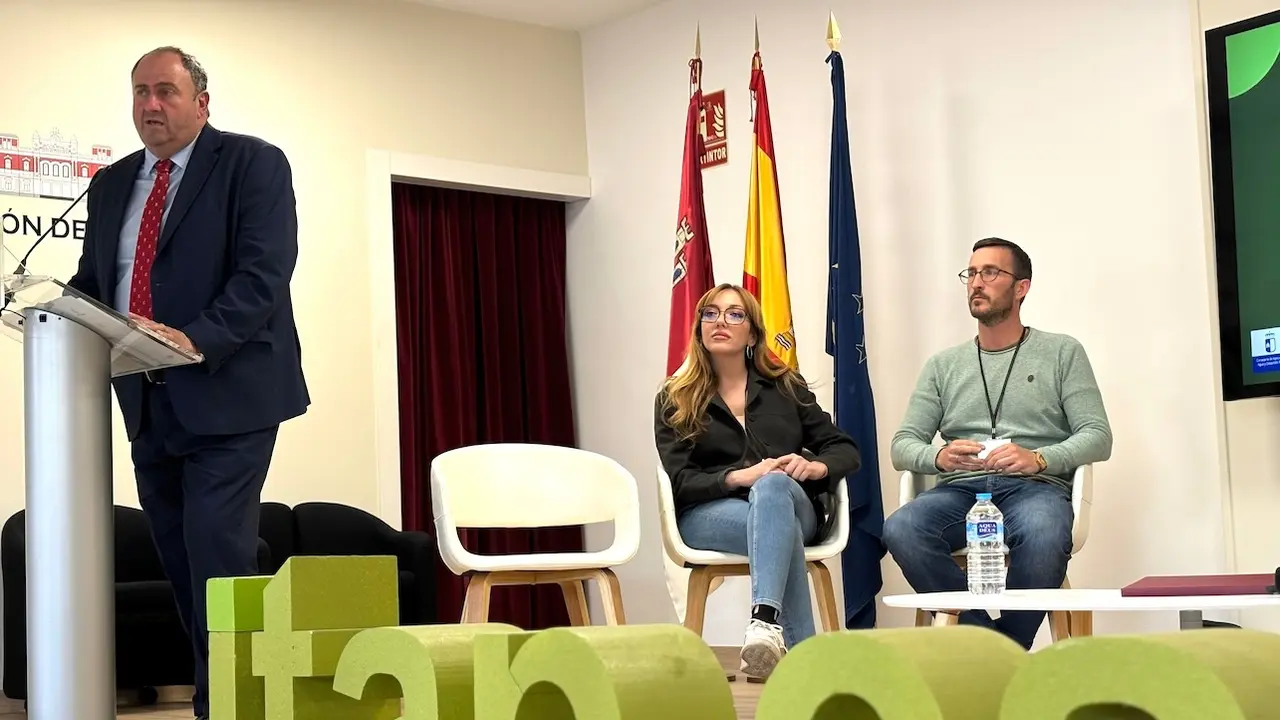 El consejero de Agricultura, Ganadería y Desarrollo Rural, Julián Martínez Lizán, durante la presentación de la herramienta RETOagua CLM
