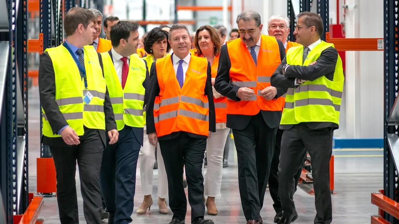 El presidente de Castilla-La Mancha, Emiliano García-Page, durante la visita que ha realizado a la nueva planta logística de la multinacional Alloga en Illescas (Toledo)