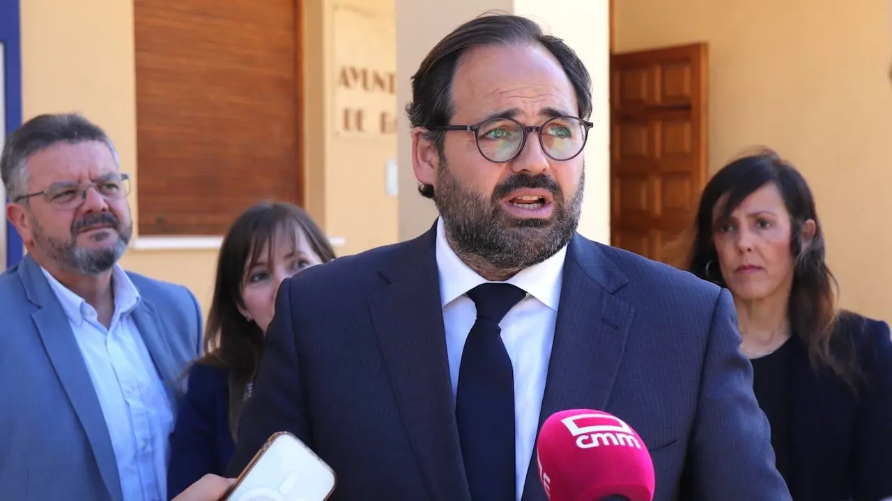 El presidente del PP de Castilla-La Mancha, Paco Núñez, atendiendo a los medios de comunicación en Balazote (Albacete)