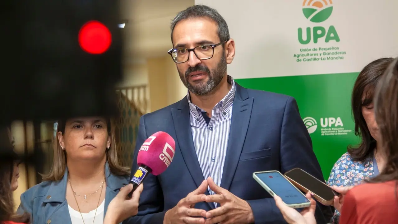 El secretario de Organización del PSOE de Castilla-La Mancha y diputado nacional, Sergio Gutiérrez, atendiendo a los medios de comunicación este viernes en Talavera de la Reina (Toledo)