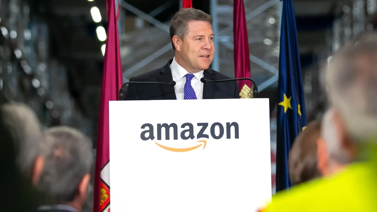 El presidente de Castilla-La Mancha, Emiliano García-Page, durante su intervención en la visita que ha realizado al centro logístico de Amazon en Illescas (Toledo), con motivo de la celebración de su 5º aniversario