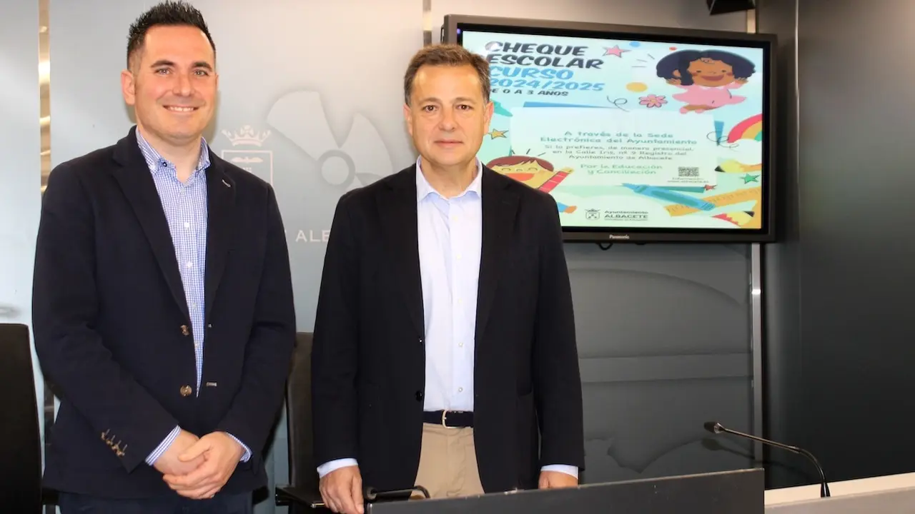 El alcalde de Albacete, Manuel Serrano, ha presentado las bases para una nueva convocatoria del cheque escolar para el curso 2024/25 junto al concejal de Educación, Pascual Molina