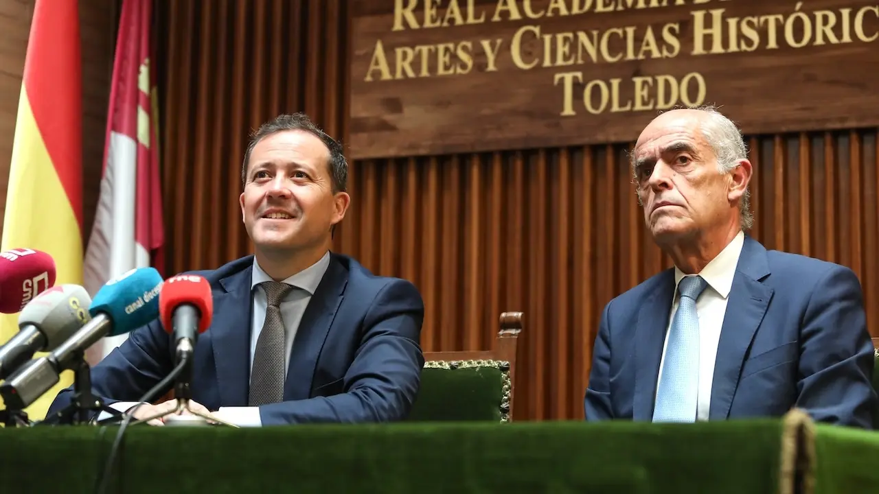 El alcalde de Toledo, Carlos Velázquez, y el presidente de la Real Academia de Bellas Artes y Ciencias Históricas de Toledo, Jesús Carrobles