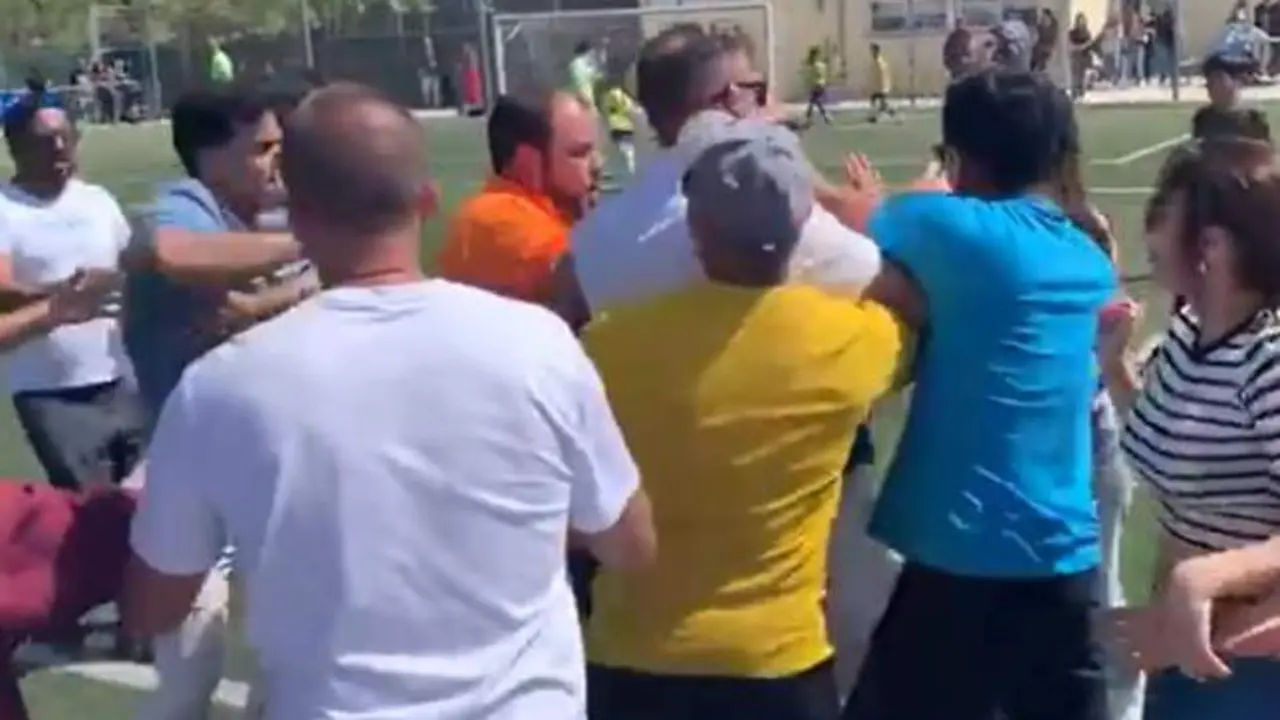 VIDEO. Padres de futbolistas invaden el campo y se dan puñetazos en pleno partido