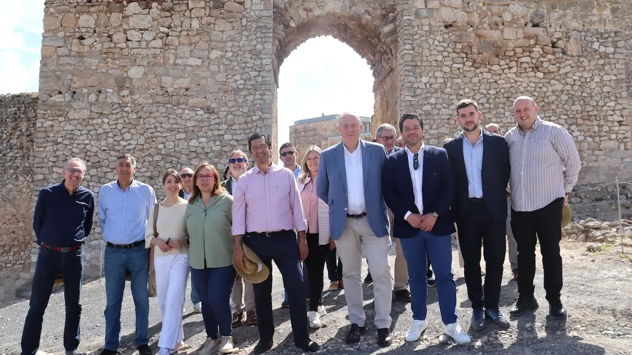 El vicepresidente segundo del Gobierno de Castilla-La Mancha, José Manuel Caballero, durante la visita que ha realizado al yacimiento de Calatrava La Vieja en Carrión de Calatrava (Ciudad Real)