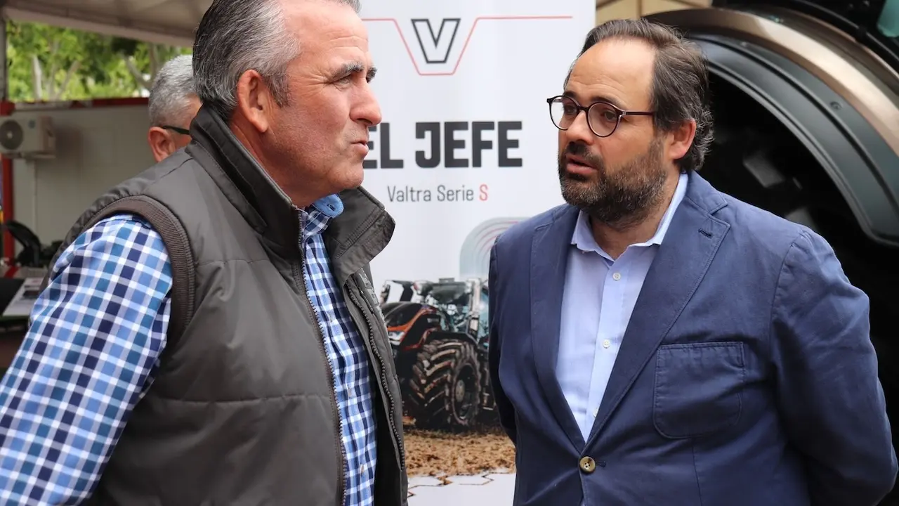 El presidente del PP de Castilla-La Mancha, Paco Núñez, durante la visita que ha realizado este sábado a la Feria Expovicaman en Albacete