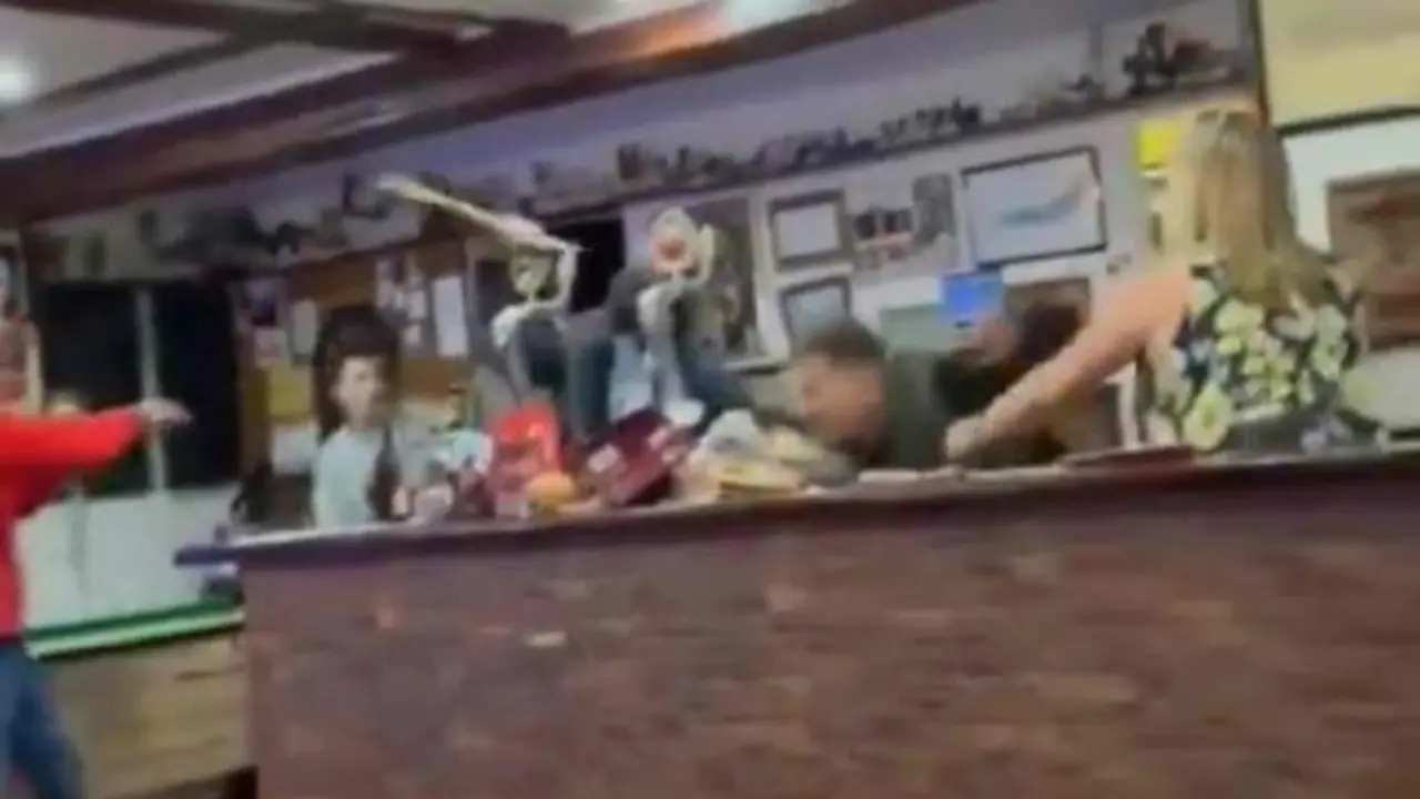 VIDEO. Brutal pelea en un bar: sillas volando y los dueños atacados con un bate
