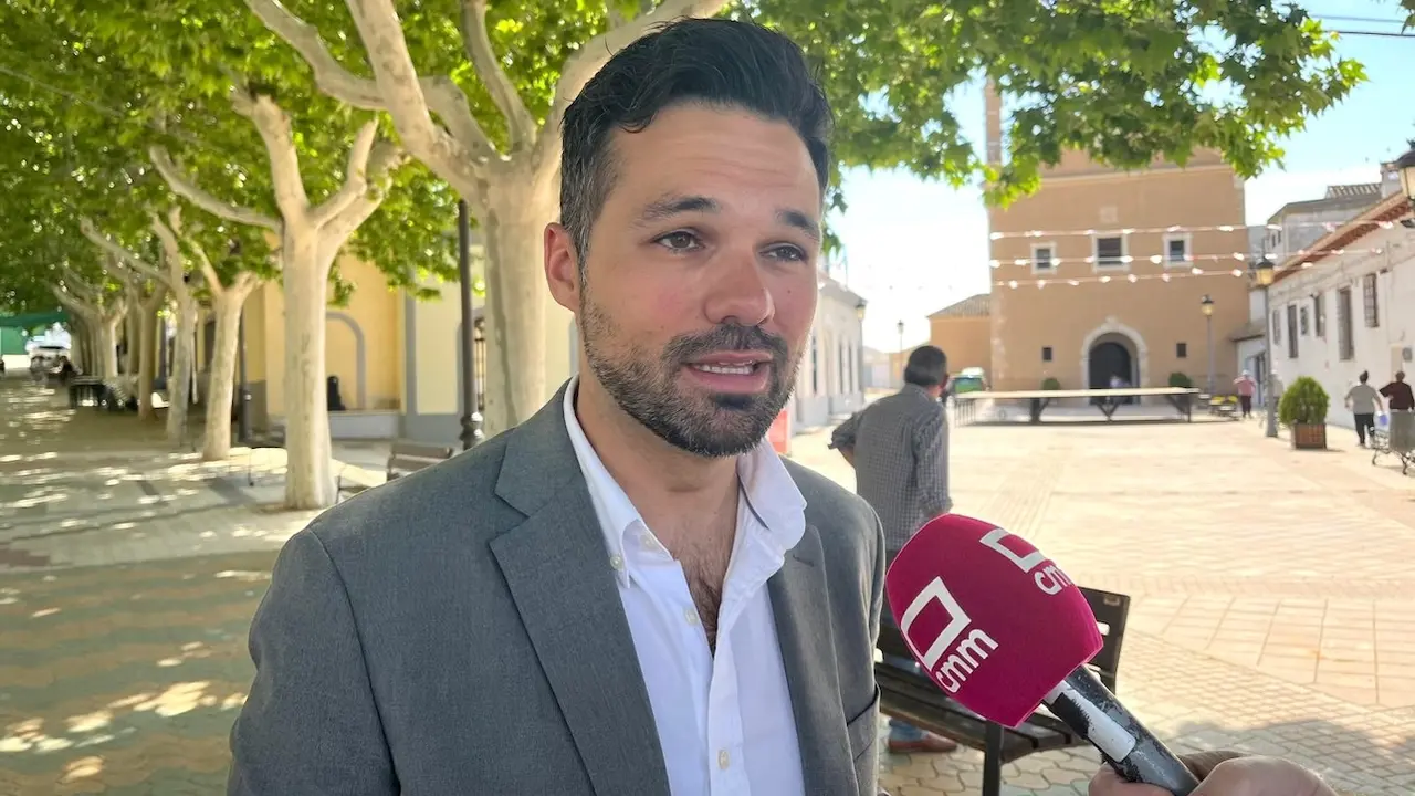 El secretario de Política Municipal del PSOE de Castilla-La Mancha, Miguel Zamora, atendiendo a los medios de comunicación este domingo en Fuensanta (Albacete)