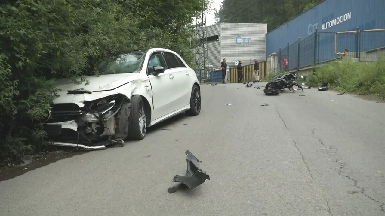 Muere un hombre tras chocar la moto que conducía con un turismo en una calle