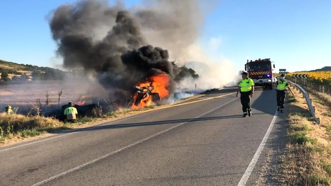 Imagen de archivo de un accidente de tráfico con un vehículo ardiendo tras haberse salido de la vía y volcar