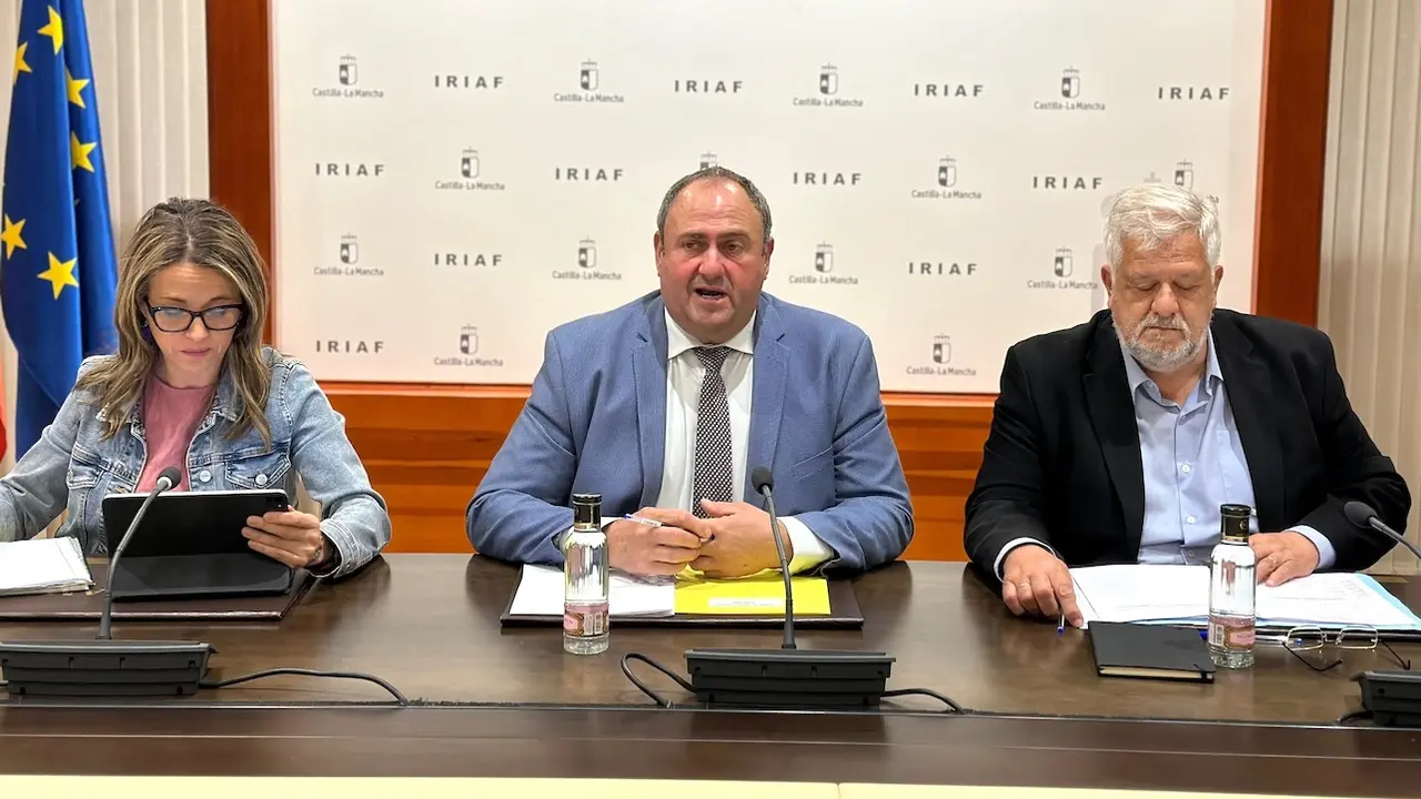 El consejero de Agricultura, Ganadería y Desarrollo Rural, Julián Martínez Lizán, ha presidido la reunión del Consejo de Dirección del IRIAF