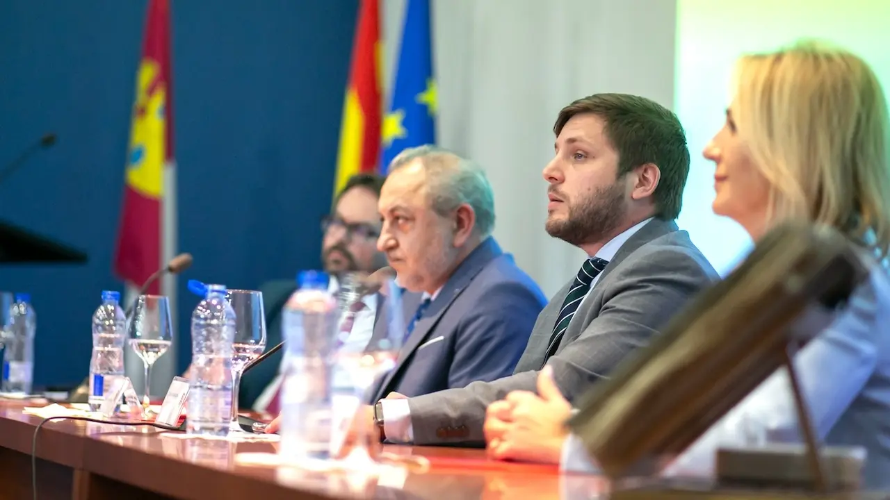 El consejero de Fomento, Nacho Hernando, ha asistido a la clausura del acto de la puesta en marcha del Registro Electrónico y total Digitalización de los Registros de la Comunidad, organizado por el Colegio de la Propiedad, Mercantiles y de Bienes Muebles de Castilla-La Mancha en la Real Fundación de Toledo