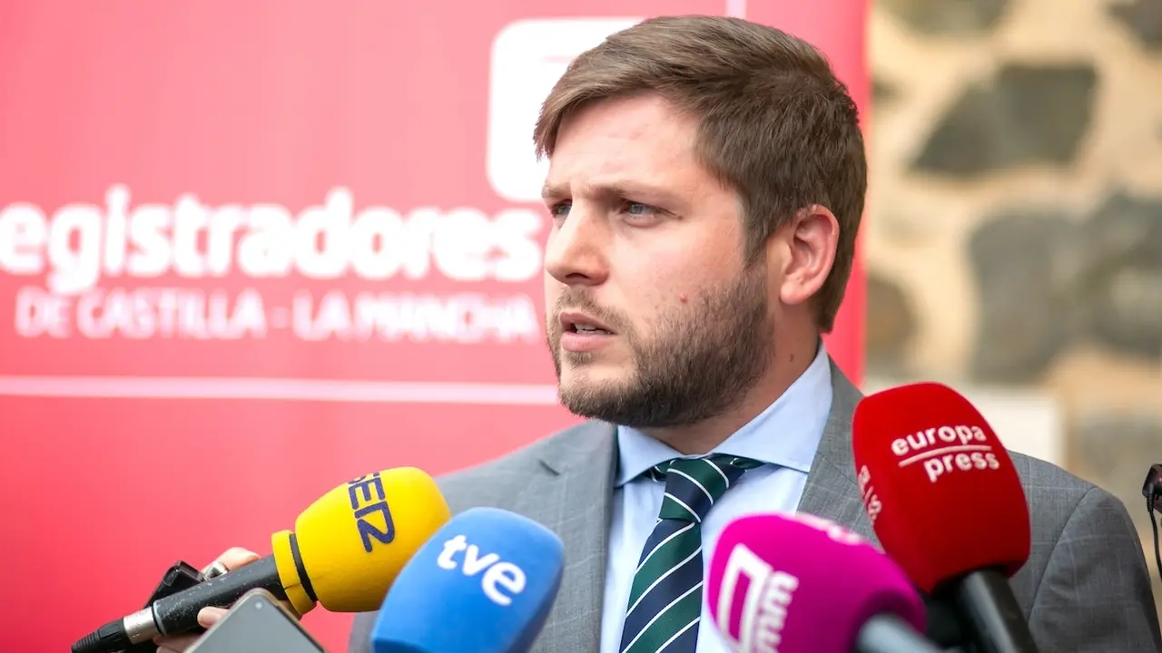 El consejero de Fomento de Castilla-La Mancha, Nacho Hernando, atendiendo a los medios de comunicación este lunes en Toledo
