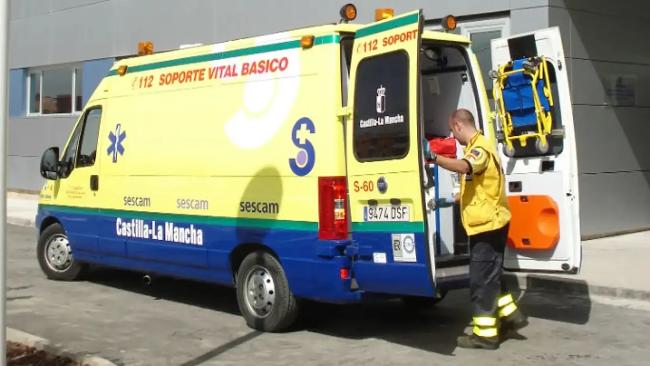 Dos técnicos de una ambulancia asisten un parto en plena carretera en Almadén (Ciudad Real), soporte vital básico, sanitarios, UVI, 