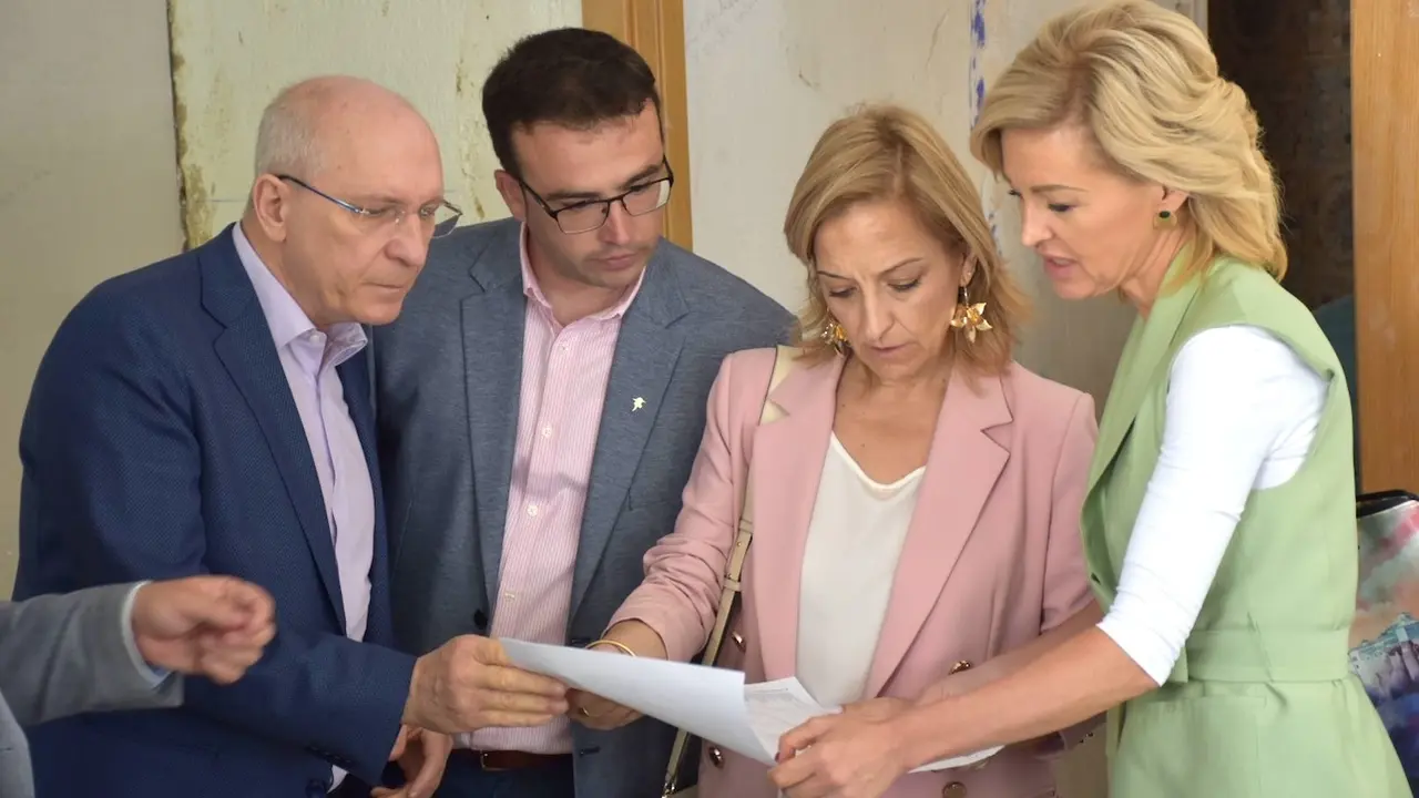 El comisionado del Reto Demográfico, Jesús Alique, ha visitado las viviendas para alquiler asequible que se están adaptando en Almodóvar del Pinar (Cuenca)