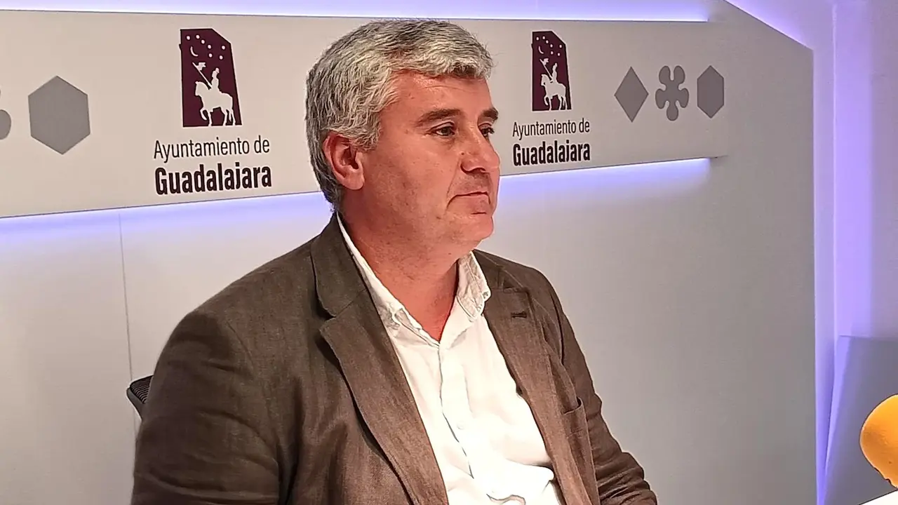 El concejal de Economía y Hacienda y segundo teniente de alcalde de Guadalajara, Alfonso Esteban, durante la rueda de prensa que ha ofrecido