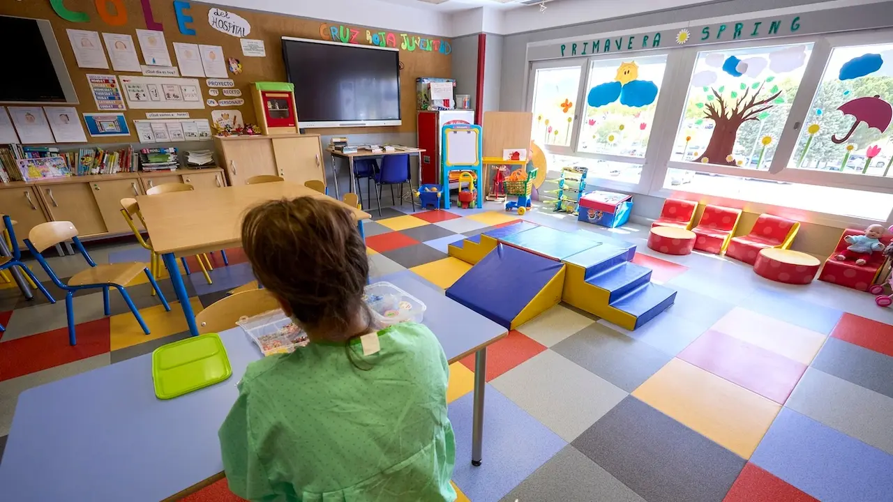 El aula hospitalaria de la planta de Pediatría del Hospital 'Nuestra Señora del Prado' de Talavera de la Reina atiende a 200 niños de media en cada curso escolar, según explica la coordinadora de la Unidad, María Gracia Calvo - EFE/Manu Reino