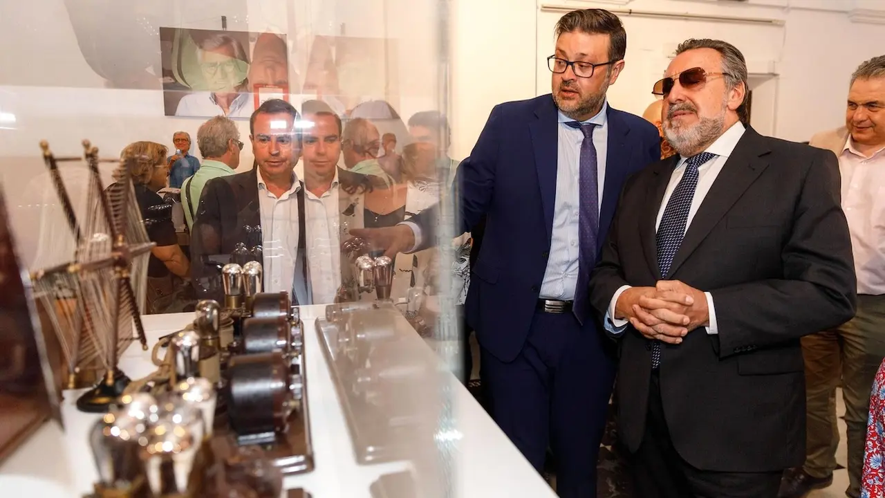 Una exposición en Toledo invita a recorrer cien años de la radio a través de 50 aparatos