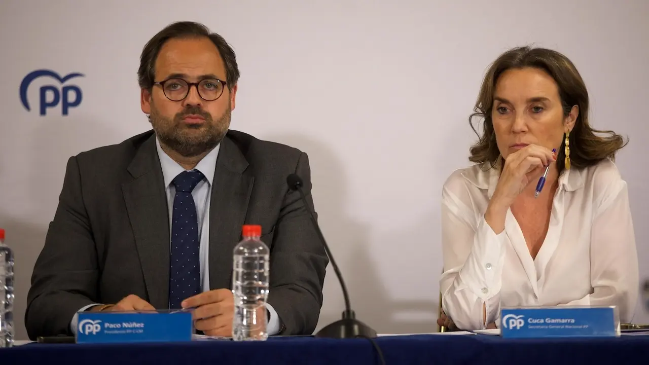 El presidente del PP de Castilla-La Mancha, Paco Núñez, junto a la secretaria general, Cuca Gamarra, en el Comité Ejecutivo Autonómico celebrado este lunes en Toledo