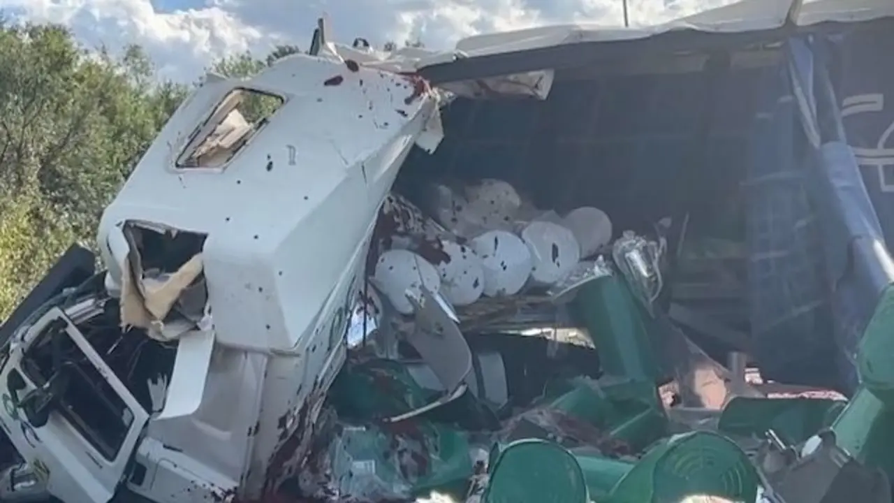 Un muerto y dos heridos en una colisión en carretera con 3 vehículos implicados