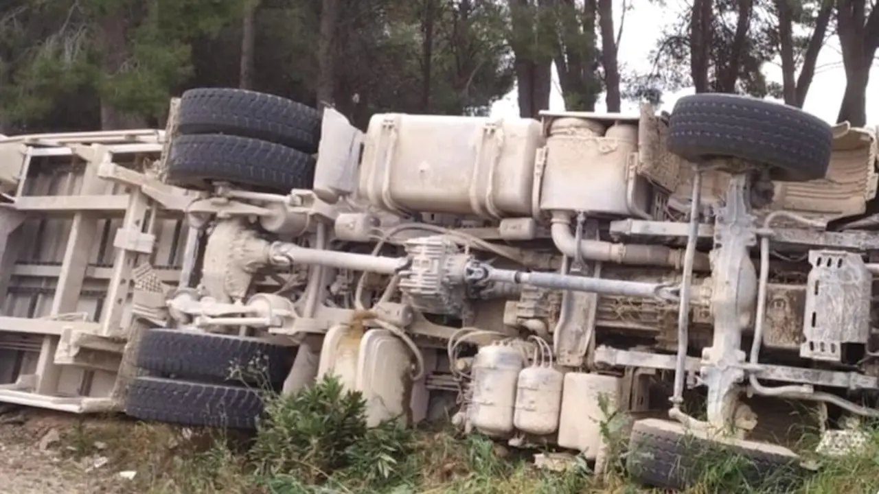 Muere un hombre que transportaba alfalfa al volcar su camión en una carretera