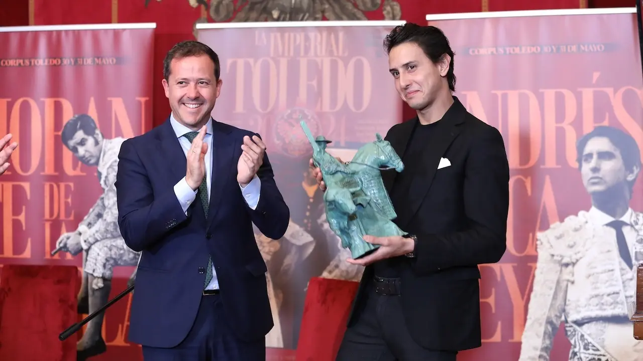 El torero Andrés Roca Rey recibe el VI galardón de la comunidad de propietarios de la plaza de toros de Toledo, como un homenaje por su transcendencia en el mundo del toro