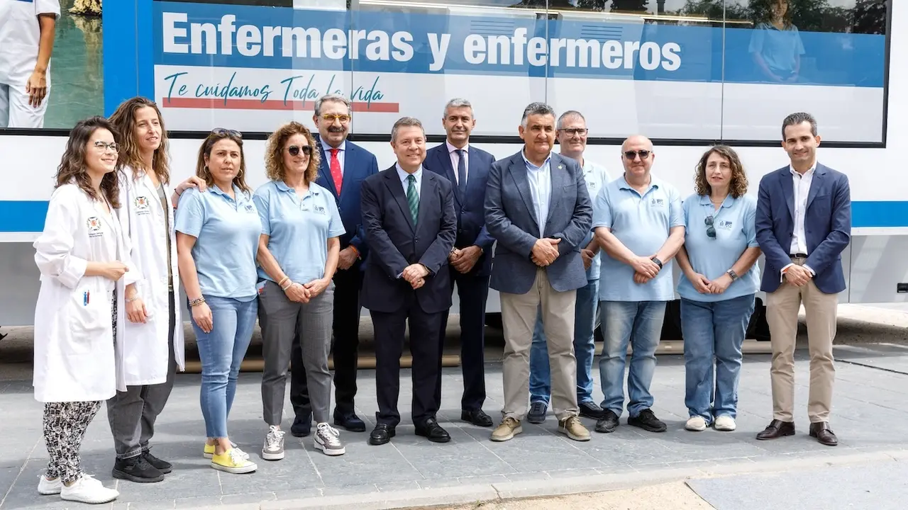 El presidente de Castilla-La Mancha, Emiliano García-Page, ha visitado en Toledo, el tráiler de la ‘Ruta Enfermera’ que promueve el Consejo General de Enfermería