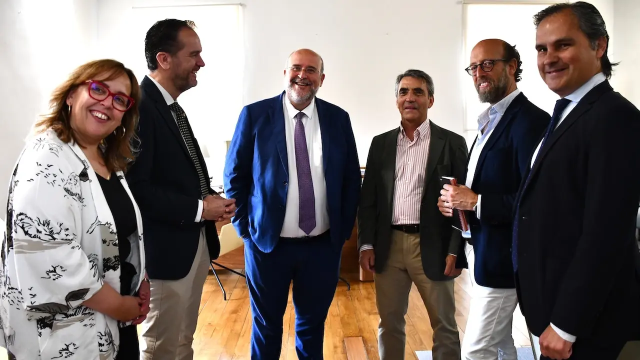 Castilla-La Mancha aborda con la Fundación Toro de Lidia la creación del premio de Tauromaquia