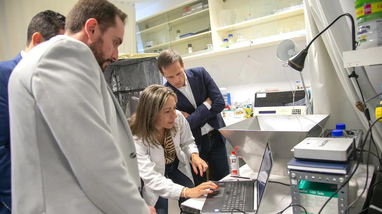 El director general de Universidades, Investigación e Innovación, Ricardo Cuevas, ha visitado uno de los proyectos de investigación llevados a cabo en el Hospital Nacional de Parapléjico