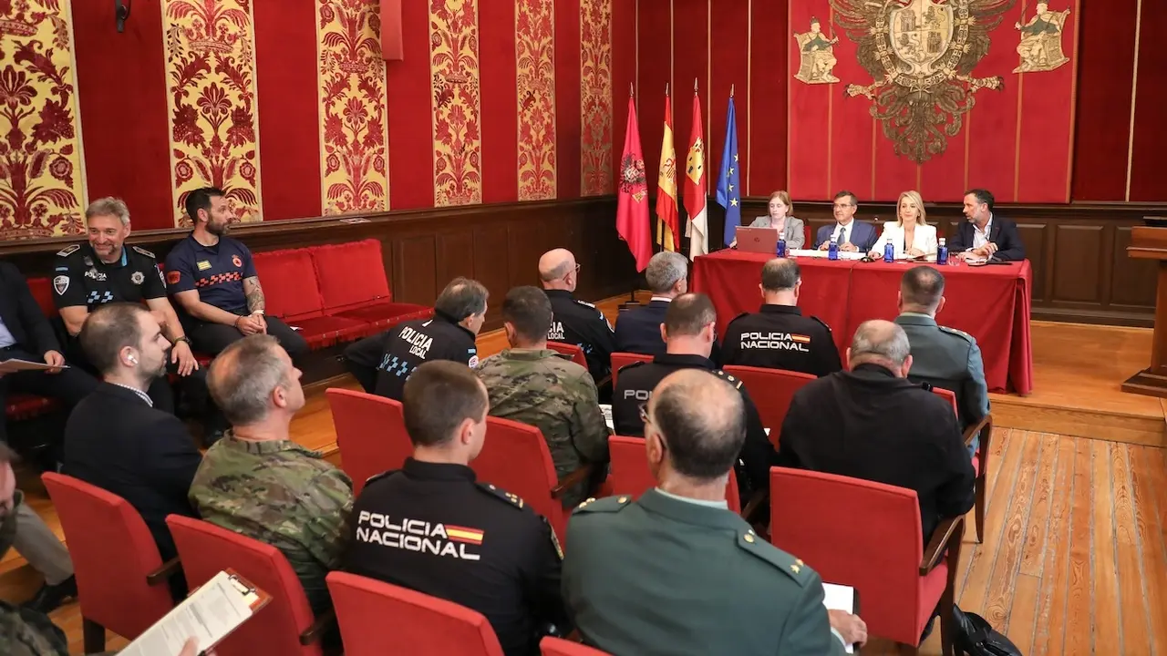La vicealcaldesa de Toledo y concejala de Seguridad Ciudadana y Protección Civil ha presidido la Junta Local de Seguridad con motivo de la Semana Grande del Corpus Christi junto al subdelegado del Gobierno y el concejal de Movilidad