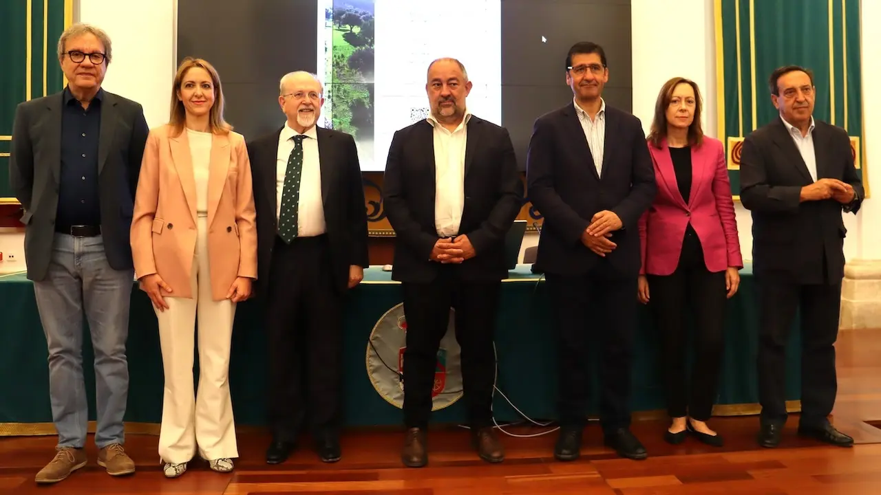 Participantes en el seminario ‘Europa, el campo y los ciudadanos’, organizado por el Centro de Estudios Europeos ‘Luis Ortega Álvarez’ y la Academia de Ciencias Sociales y Humanidades