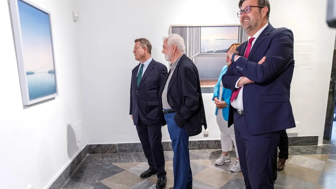 El presidente de Castilla-La Mancha, Emiliano García-Page, visita la exposición ‘Sensaciones de la Naturaleza. Realidad Soñada’, del pintor conquense Juan Berenguel. En el Museo de Santa Cruz de Toledo