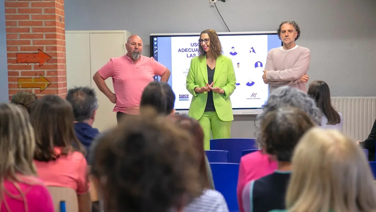 La consejera de Igualdad de Castilla-La Mancha, Sara Simón, ha visitado un taller sobre los distintos tipos de ciberviolencia, dirigido a familias, en el Colegio Público de Educación Especial de Toledo