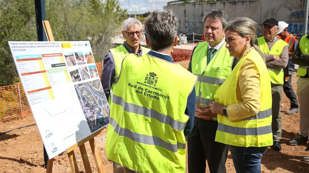 El secretario de Estado de Transportes, José Antonio Santano, y la delegada del Gobierno en Castilla-La Mancha, Milagros Tolón, han visitado las obras del itinerario peatonal y carril bici entre la avenida de Madrid y la rotonda del Salto del Caballo de Toledo