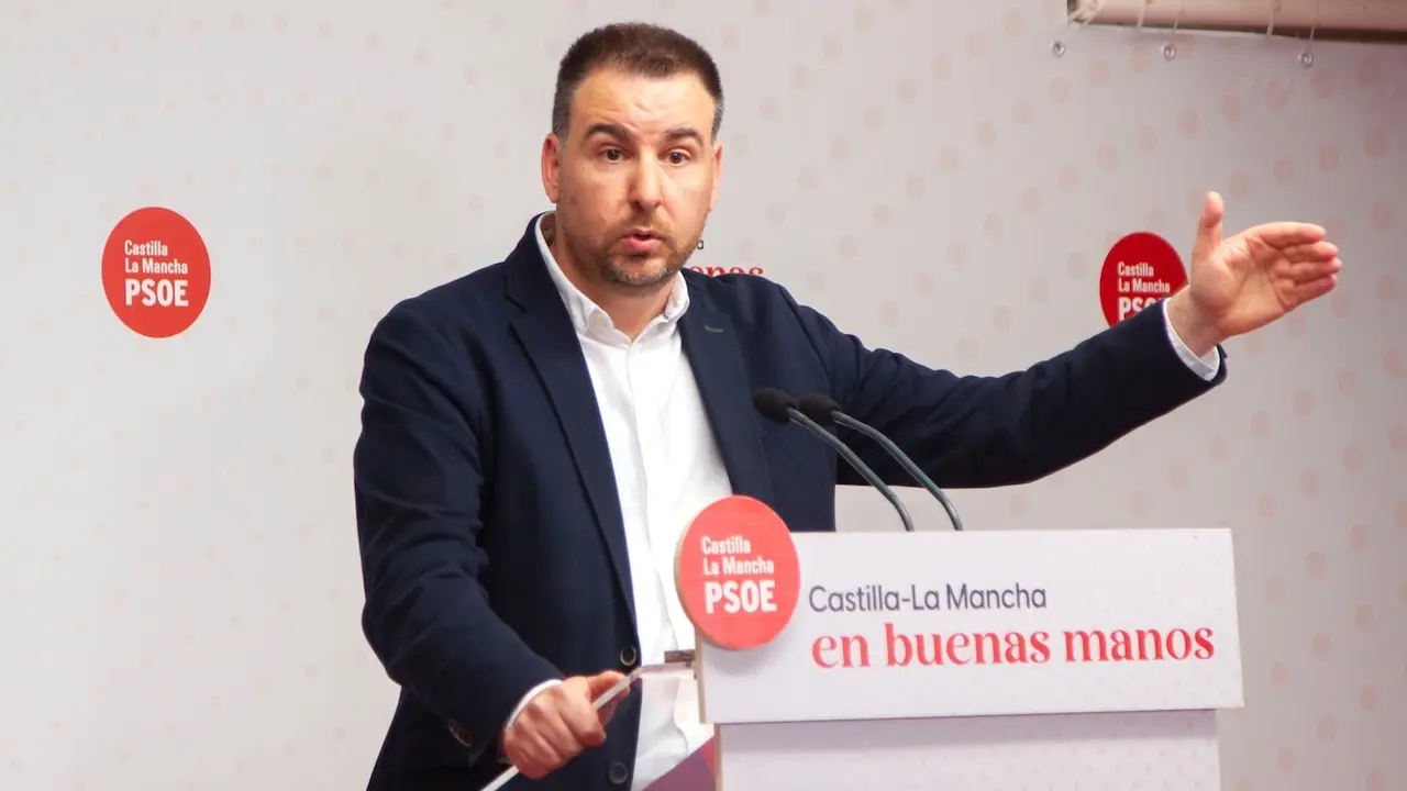 El portavoz de Agricultura del PSOE en las Cortes de Castilla-La Mancha, Antonio Sánchez Requena, durante la rueda de prensa que ha ofrecido en la sede de los socialistas en Toledo