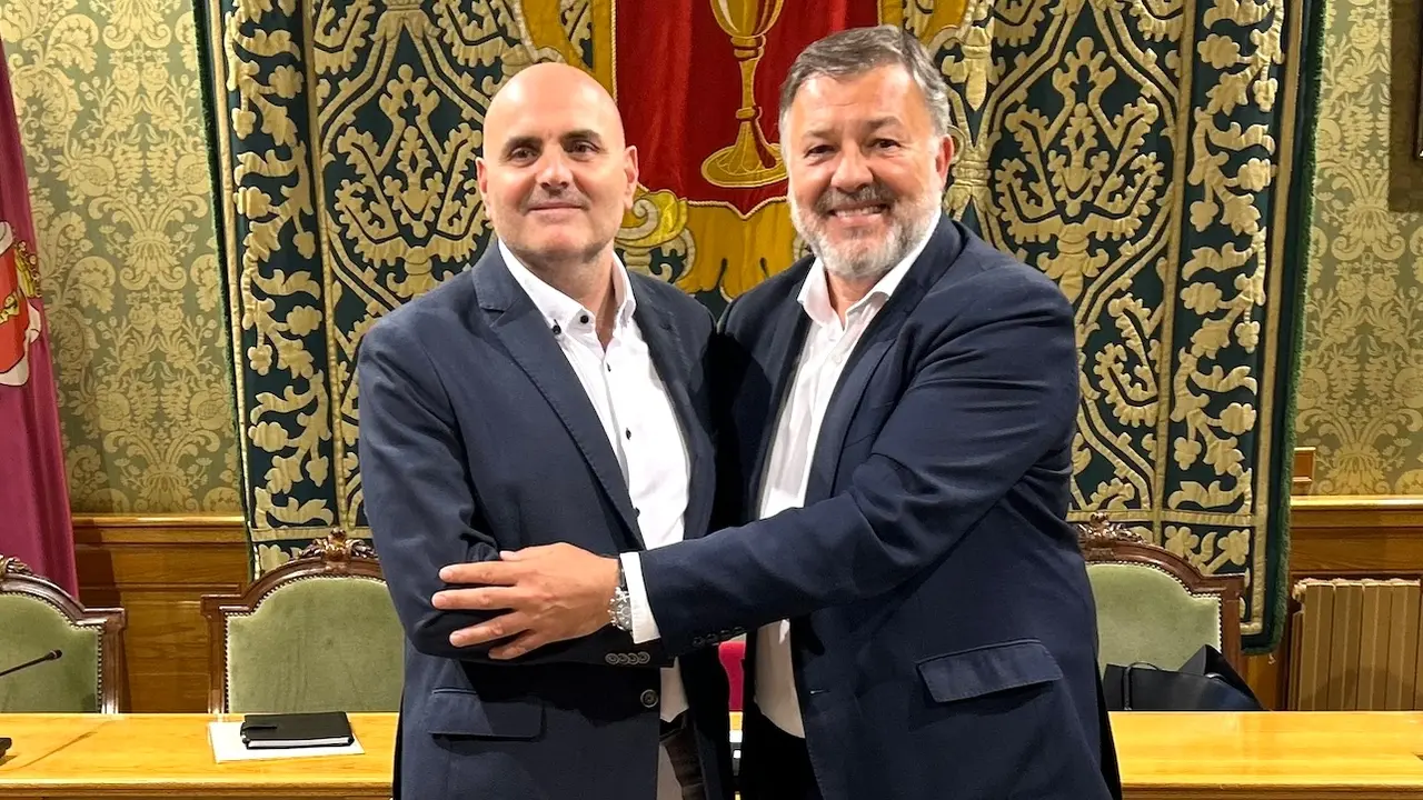 El alcalde de Cuenca, Darío Dolz, y el portavoz de la Junta Gestora de la UB Conquense, Alberto Asensi, este miércoles en el Consistorio