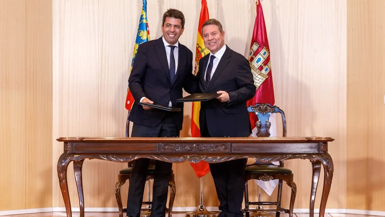 El presidente de Castilla-La Mancha, Emiliano García-Page, y el de la Comunidad Valenciana, Carlos Mazón, han firmado en el Hospital de Requena un convenio de colaboración para la atención sanitaria en zonas limítrofes