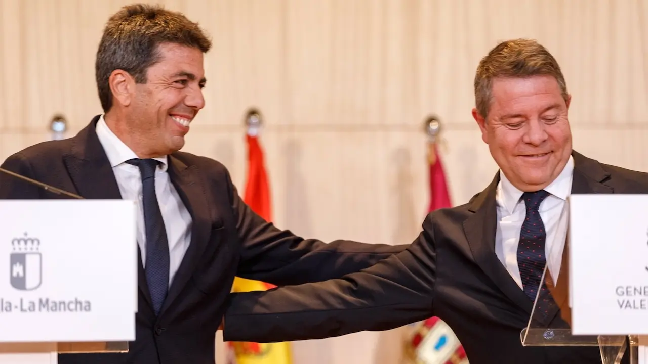 El presidente de Castilla-La Mancha, Emiliano García-Page, y el de la Comunidad Valenciana, Carlos Mazón, han firmado en el Hospital de Requena un convenio de colaboración para la atención sanitaria en zonas limítrofes