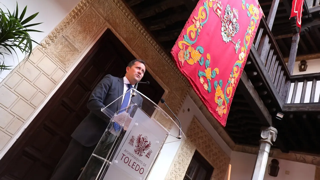 El alcalde de Toledo, Carlos Velázquez, ha presentado en la Casa de las Cadenas, la programación del Corpus Christi 2024, junto al presidente de la Junta Pro-Corpus, Juan Carlos Fernández Layos