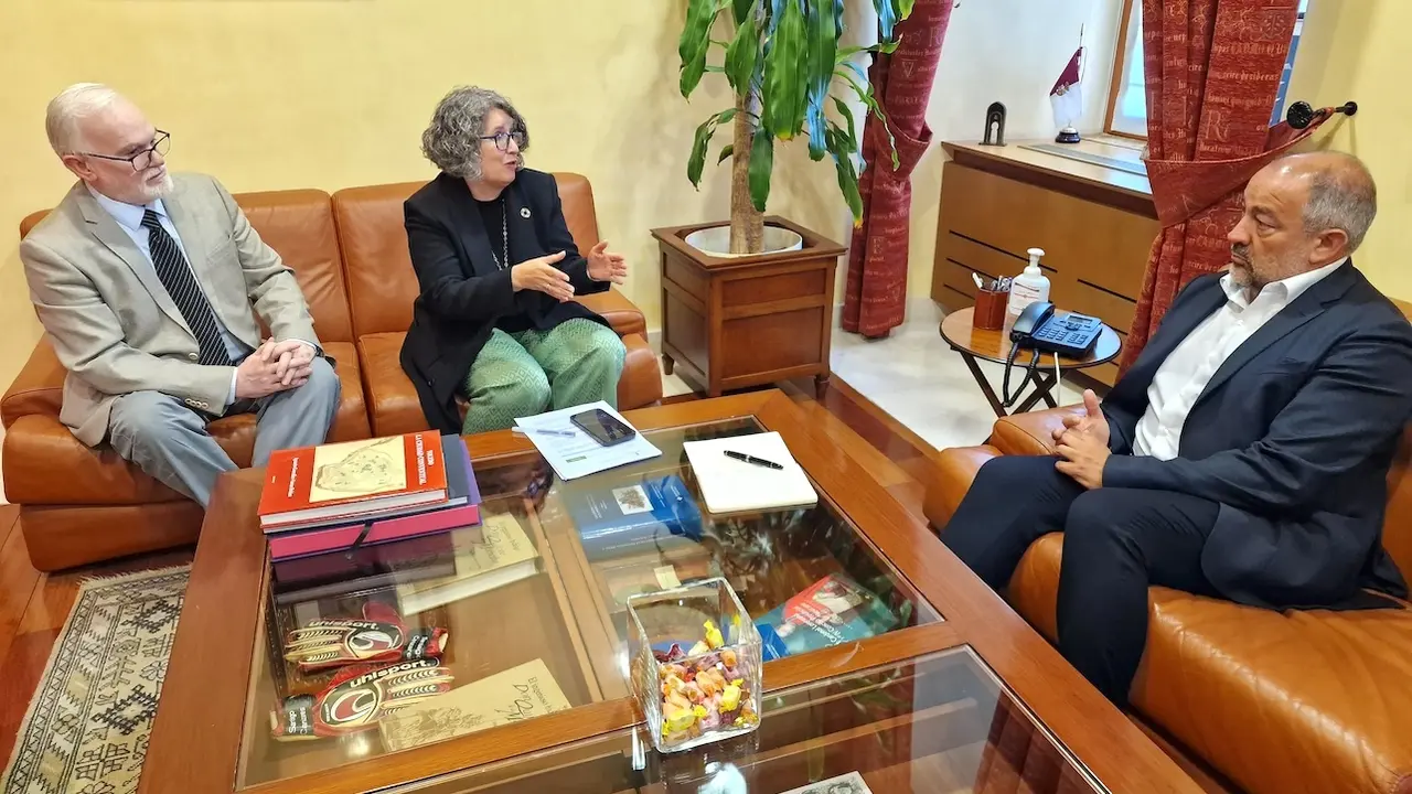 La consejera de Desarrollo Sostenible, Mercedes Gómez, se reúne con el rector de la Universidad de Castilla-La Mancha, Julian Garde, para abordar la colaboración que mantienen ambas entidades
